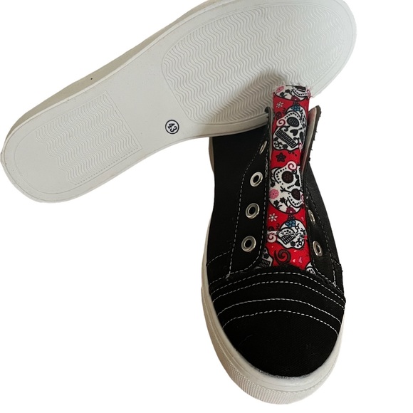 NWOT Ladies Slip on Sneakers - Picture 7 of 7